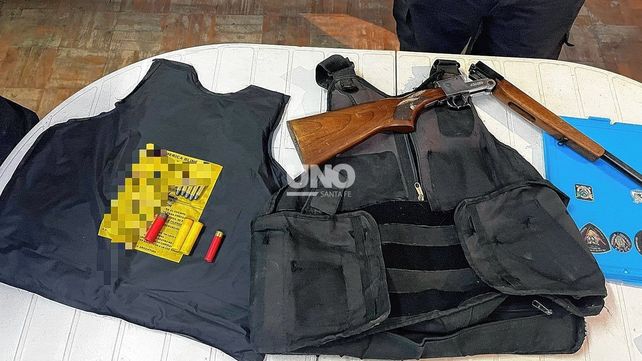 Cayeron con un chaleco antibalas y una escopeta tras una persecución en barrio Los Troncos