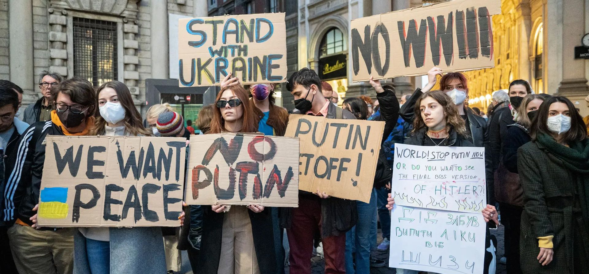 Manifestantes sostienen pancartas durante una manifestación en la Piazza della Scala en Milán, Italia. Fotografía: Valeria Ferraro/SOPA Images/Rex/Shutterstock