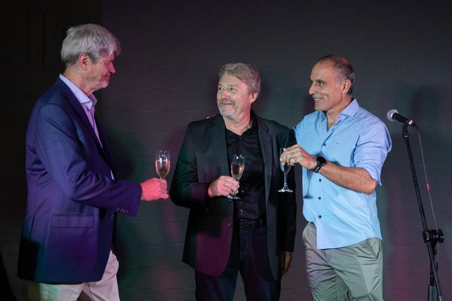 Los empresarios festejando el tercer aniversario de la firma junto al tercer socio, Sebastián Cantú.