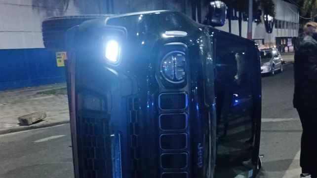 La camioneta del exdirector técnico de Newells quedó volcada por el choque