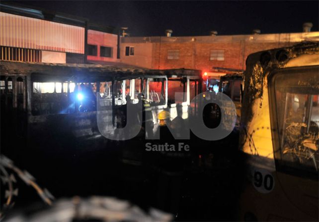 Sin causas. El suceso ocurrió a las 19.30 de este jueves. Los choferes mostraron sorpresa por el incendio / Foto: Juan Manuel Baialardo - Uno Santa Fe
