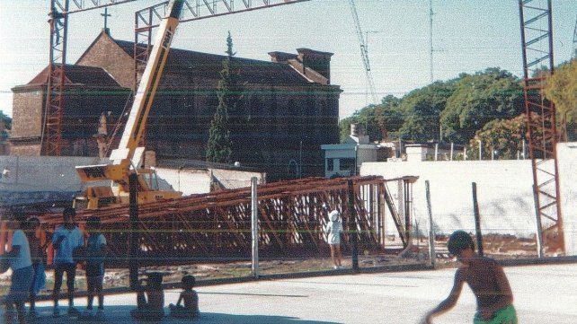 Estudiantes recordó la construccion del gimnasio.
