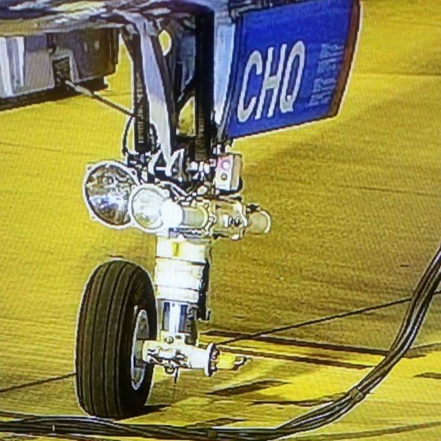 La rueda desprendida del Embraer 190 de Austral. (Foto: Aviaciónonline)