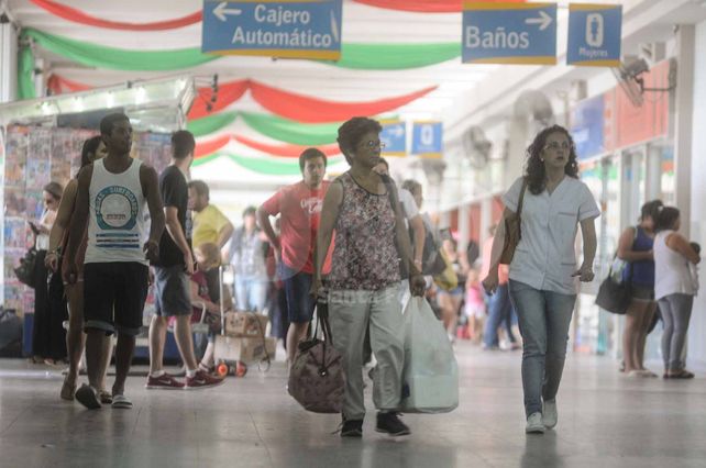 Espera. Los pasajeros están ansiosos por poder ascender al colectivo que los trasladará hacia el destino elegido.
