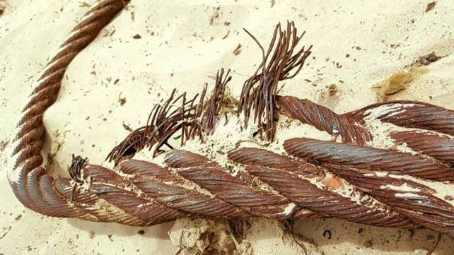 El gran trozo de hierro yacía enterrado cerca de la orilla