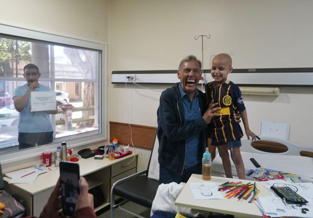 El gesto solidario de Russo: llegó de sorpresa al Hospital Vilela y regaló juguetes a los chicos internados