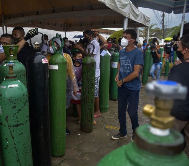 MANAOS. Colapso sanitario. Familiares de infectados hacen colas frente a la empresa Carboxi para recargar sus tubos de oxígeno.