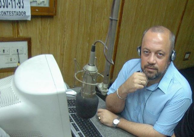El relator uruguayo en los estudios de la vieja emisora LT3.