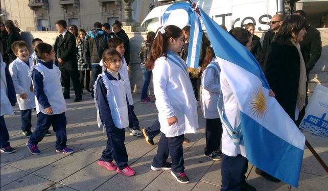 Las fotos de los chicos que juraron lealtad a la Bandera y la aparición de Manuel Belgrano