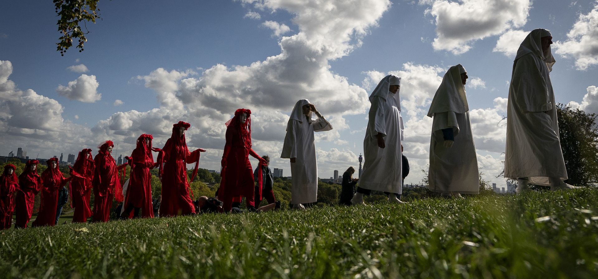 Miembros de la Orden Druida realizan una ceremonia para celebrar el equinoccio de otoño en Primrose Hill en Londres, el lunes 22 de septiembre de 2025. (Aaron Chown/PA vía AP)