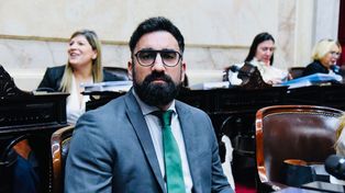 El legislador del PRO permaneció retenido en un aeropuerto y luego echado.