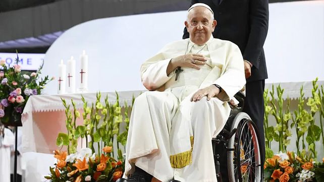 El Papa Francisco se mueve como lo hacía antes y puede ir de la cama al sillón. Sus condiciones de salud son estables