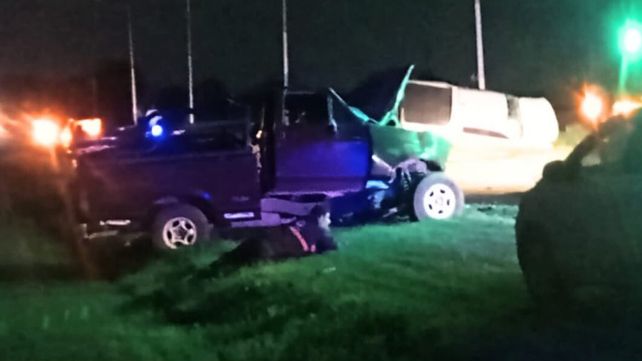 Una camioneta Ford F-100 y otra Ford Ranger colisionaron sobre la ruta 11