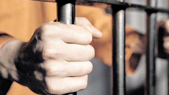 Va preso los fines de semana, por no pagar la cuota alimentaria