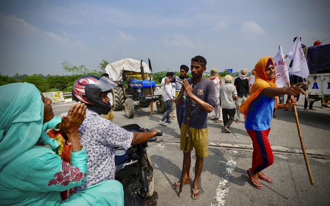 Miles de agricultores indios bloquearon el tráfico el lunes en las principales carreteras y vías férreas fuera de la capital de la nación, pidiendo al gobierno que derogue las leyes agrícolas que, según ellos, destruirán sus medios de vida. Los agricultores convocaron a una huelga nacional.