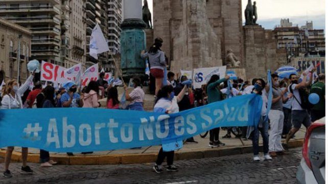 Los manifestantes celestes coparon el pie del Monumento para protestar contra el proyecto de aborto legal.