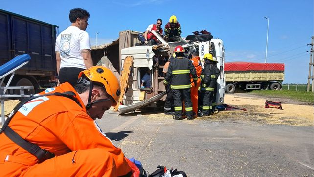 El camión volcó sobre la calzada de la ruta 14 y el chofer fue llevado al Heca.