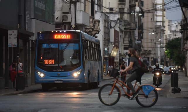 Sube y baja. Los viajes en colectivo bajaron de 450 mil diarios a 129 mil al día. Las bicis se usan un 23 por ciento más en clave de pandemia.