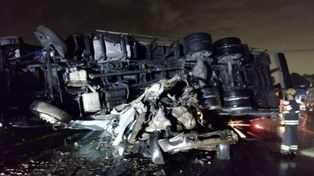 La carga de un camión aplastó al conductor de una camioneta