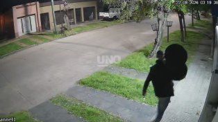 Robo en Villa María Selva: una cámara registró al ladrón escapando con una olla al hombro
