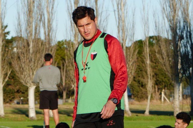 Colón volvió a trabajar con un regreso, una baja y varias dudas