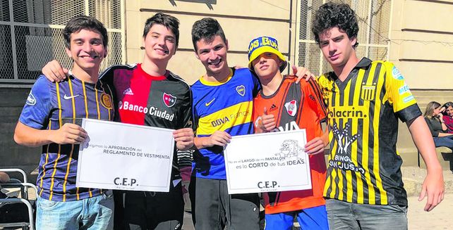 deportivos. Los alumnos fueron ayer a clases con camisetas de fútbol