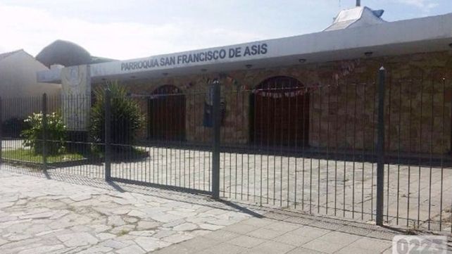 Asistió a misa, se robó el copon con las hostias y se la quiso vender a un vecino