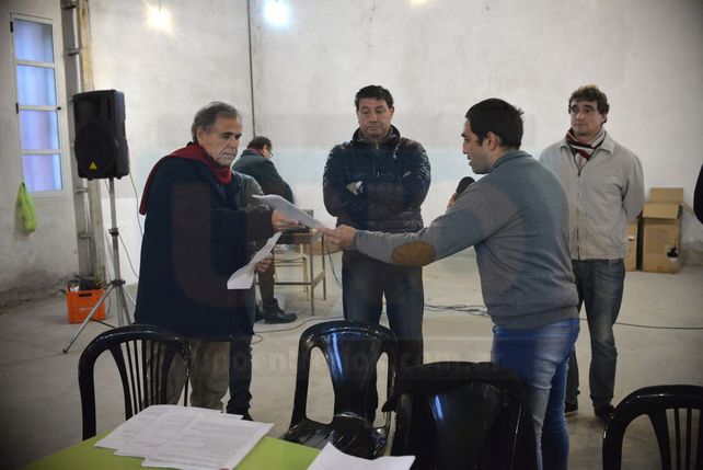 Vecinalistas entregan el petitorio al Defensor del Pueblo.&nbsp;