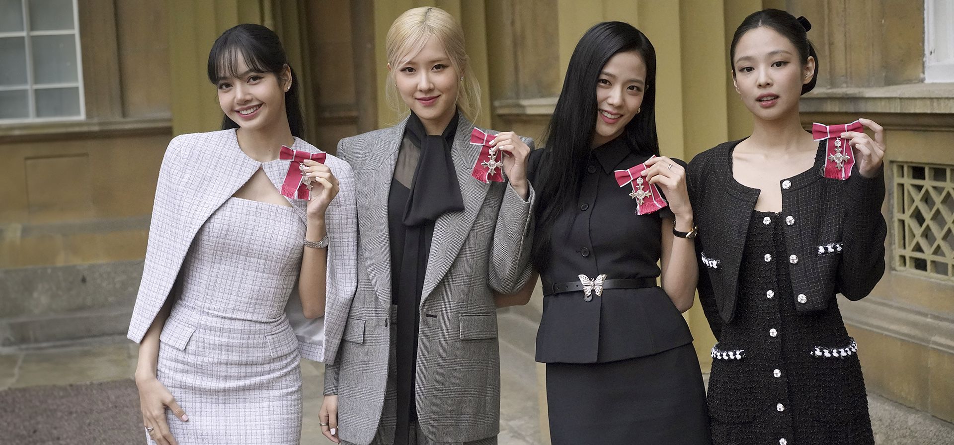 De izquierda a derecha, Lisa (Lalisa Manoban), Rose (Roseanne Park), Jisoo Kim y Jennie Kim, de la banda de K-Pop Blackpink, posan con sus MBE honorarios, miembros de la Orden del Imperio Británico, que les otorgaron en reconocimiento al papel de la banda como defensor de la COP26 para la Cumbre COP26 en Glasgow 2021, en Londres, el miércoles 22 de noviembre de 2023. (Victoria Jones/Foto de piscina vía AP De izquierda a derecha, Lisa (Lalisa Manoban), Rose (Roseanne Park), Jisoo Kim y Jennie Kim, de la banda de K-Pop Blackpink, posan con sus MBE honorarios, miembros de la Orden del Imperio Británico, que les otorgaron en reconocimiento al papel de la banda como defensor de la COP26 para la Cumbre COP26 en Glasgow 2021, en Londres, el miércoles 22 de noviembre de 2023. (Victoria Jones/Foto de piscina vía AP