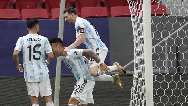 Lio festeja con Lautaro Martínez la apertura del marcador. Foto AP Andre Penner.