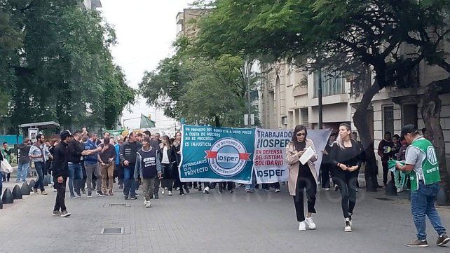 La Intersindical en Defensa de Iosper marchó a Casa de Gobierno en protesta por el proyecto de creación de OSER en reemplazo de la obra social de la provincia