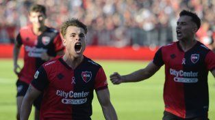 La revelación de Newells en 2024. Mateo Silvetti grita con alma y vida el gol que le anotó a Sarmiento en el empate 1 a 1 en el Coloso del Parque.