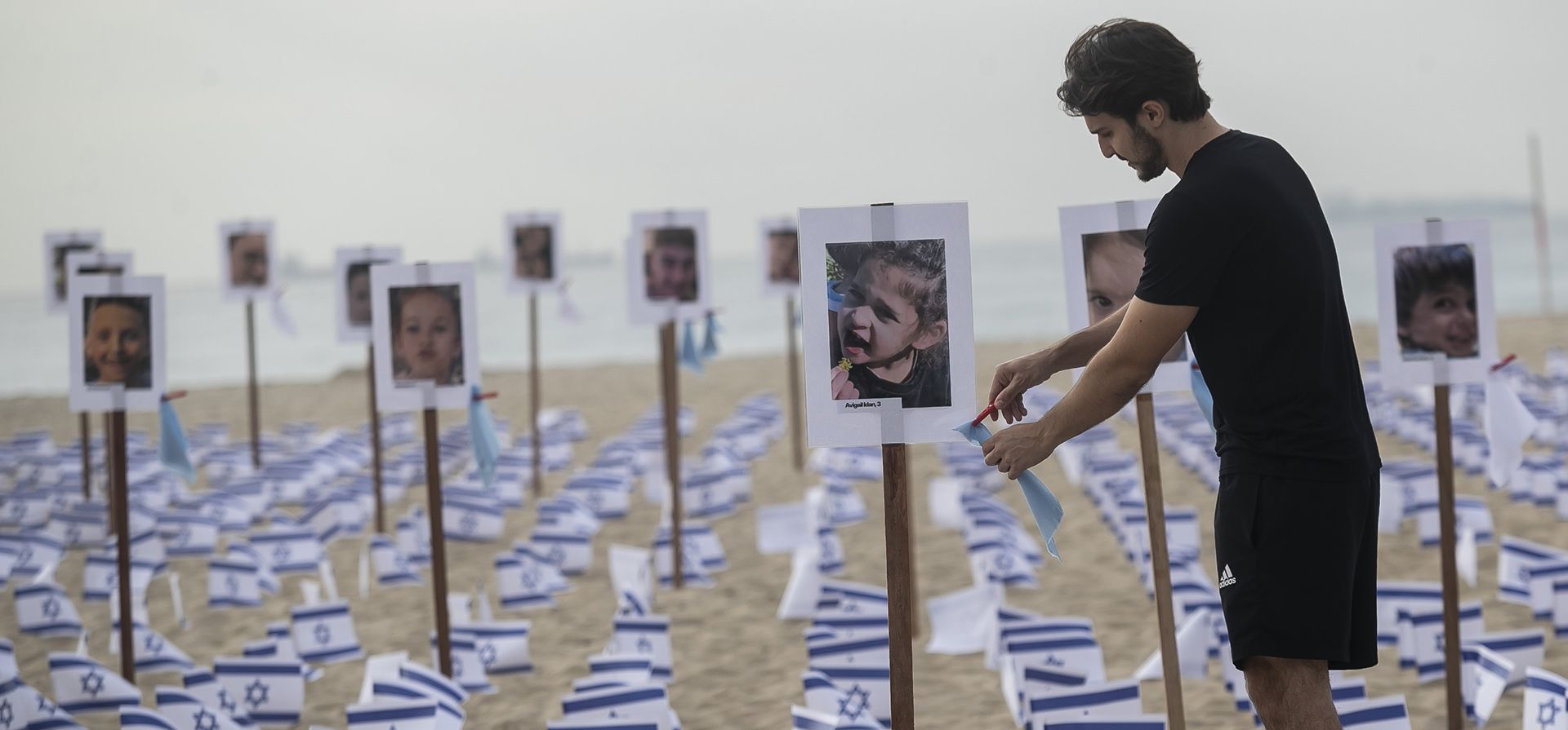 La ONG "Río de Paz" exhibe banderas israelíes y fotografías de niños israelíes en la playa de Copacabana en memoria de las víctimas de la guerra entre Israel y Hamas en Río de Janeiro, Brasil, el martes 7 de noviembre de 2023. (Foto AP/ Bruna Prado) La ONG "Río de Paz" exhibe banderas israelíes y fotografías de niños israelíes en la playa de Copacabana en memoria de las víctimas de la guerra entre Israel y Hamas en Río de Janeiro, Brasil, el martes 7 de noviembre de 2023. (Foto AP/ Bruna Prado)