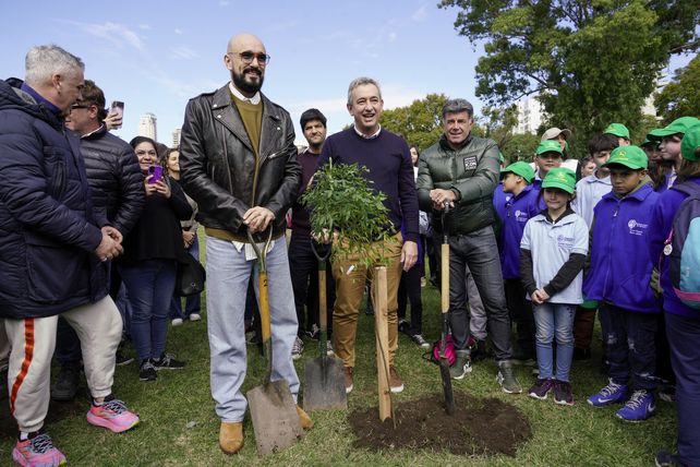 El galardonado cantante llegó a Rosario en el marco de la campaña “Por una América Latina más Verde” impulsada por la empresa John Deere para plantar árboles en el ámbito público.