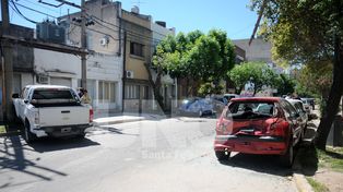 Camión chocó a una camioneta que embistió a cuatro autos estacionados