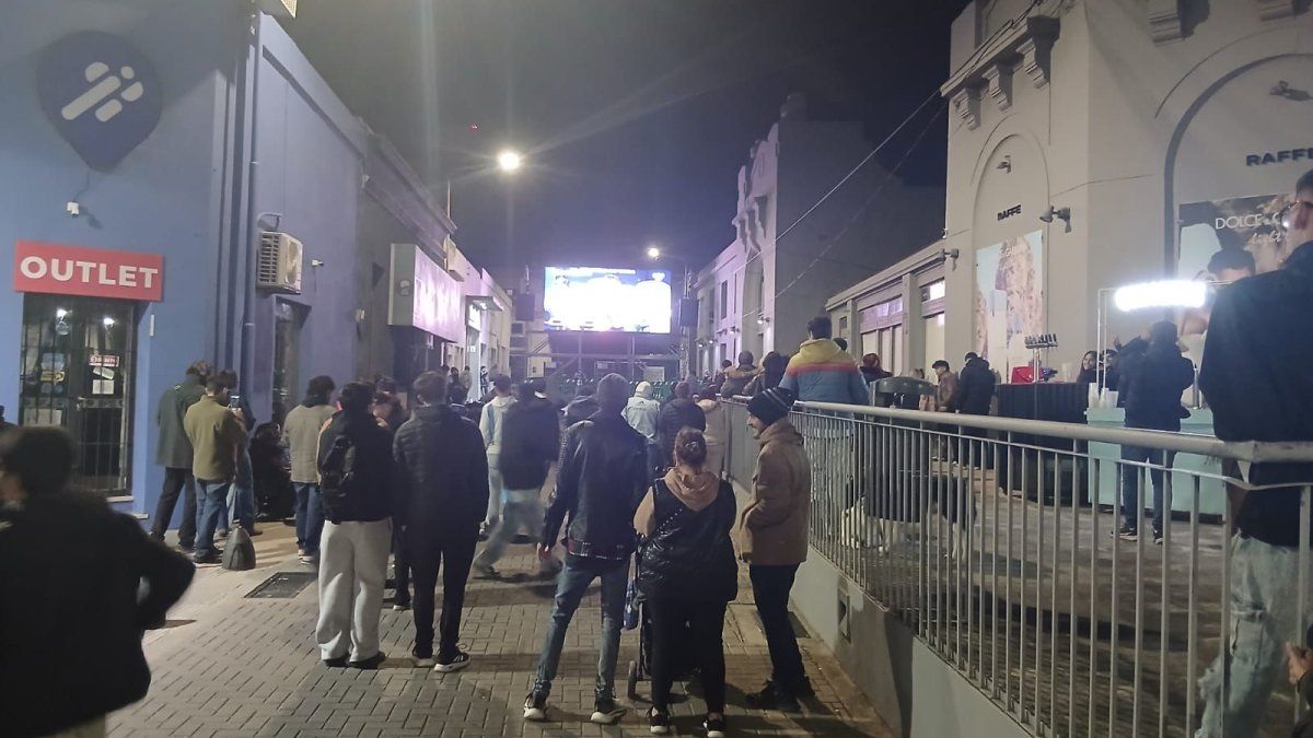 La pasión mundialista también se vive en Paraná: gran convocatoria en La Esquina de la Selección