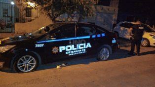 Motochorros violentos: balearon la ventanilla del auto de una mujer y la asaltaron en barrio Villa María Selva