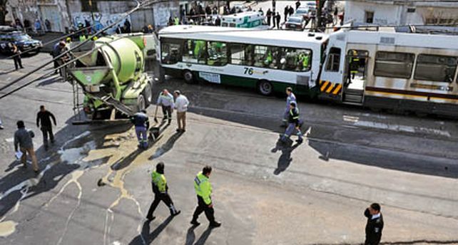 Al menos 90 heridos al chocar un colectivo, un cami&oacute;n y un premetro