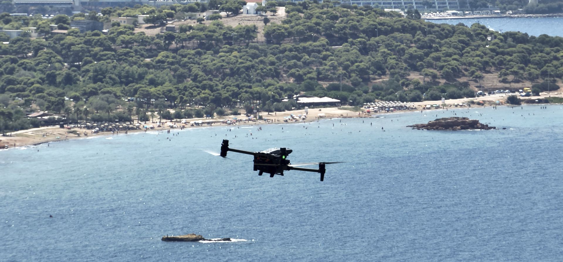 Un dron de largo alcance equipado con cámaras termográficas y un sofisticado sistema de alerta temprana de incendio patrulla la playa de Kavouri y el bosque cercano, en el sur de Atenas, Grecia, el jueves 17 de agosto de 2023. Para proteger su zona de incendios potencialmente mortales, un grupo de residentes del norte de Atenas han unido fuerzas para contratar una empresa que utiliza equípos con cámaras termográficas y un sofisticado sistema de alerta temprana para detectar incendios antes de que se propaguen. (Foto AP/Thanassis Stavrakis) Un dron de largo alcance equipado con cámaras termográficas y un sofisticado sistema de alerta temprana de incendio patrulla la playa de Kavouri y el bosque cercano, en el sur de Atenas, Grecia, el jueves 17 de agosto de 2023. Para proteger su zona de incendios potencialmente mortales, un grupo de residentes del norte de Atenas han unido fuerzas para contratar una empresa que utiliza equípos con cámaras termográficas y un sofisticado sistema de alerta temprana para detectar incendios antes de que se propaguen. (Foto AP/Thanassis Stavrakis)