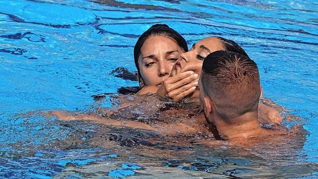 Dramático rescate: nadadora se desmayó en plena competencia y su entrenadora la salvó