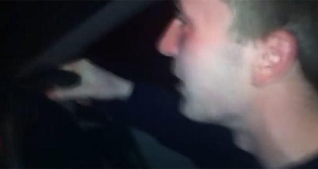 En la imagen puede verse a Kyle Careford conduciendo el vehículo antes del impacto mortal.
