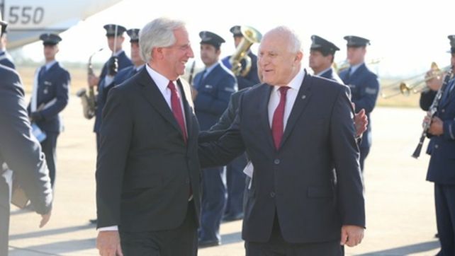 Bienvenido. El gobernador Lifschitz recibió ayer a Tabaré Vázquez en el aeropuerto de Sauce Viejo.
