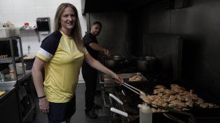 Cecilia Delpupo sonríe en la producción de fotos para La Capital, controlando la comida.