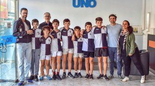 Coordinadores y jugadores de la M12 de Estudiantes, listos para el encuentro.