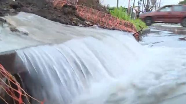 Se rompió un caño en zona norte y una calle se transformó en un río con cascada incluida