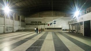 Una vecinal de Barranquitas vende pollos para pagar las facturas de luz y agua
