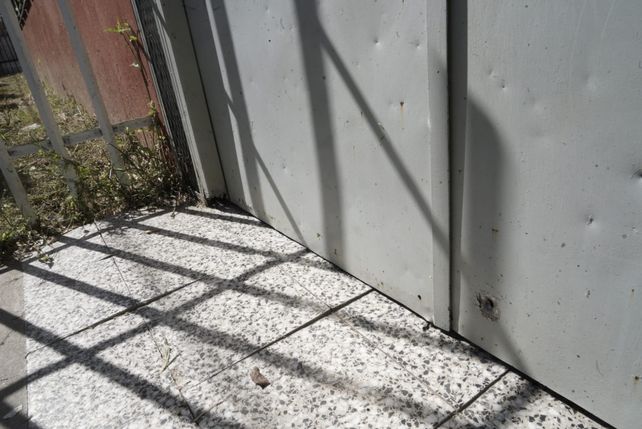 Uno de los impactos en el portón de la Escuela de calle Maipú al 100.&nbsp;