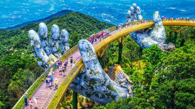 El increíble Puente de oro sostenido por dos manos deslumbra a los visitantes de Vietnam