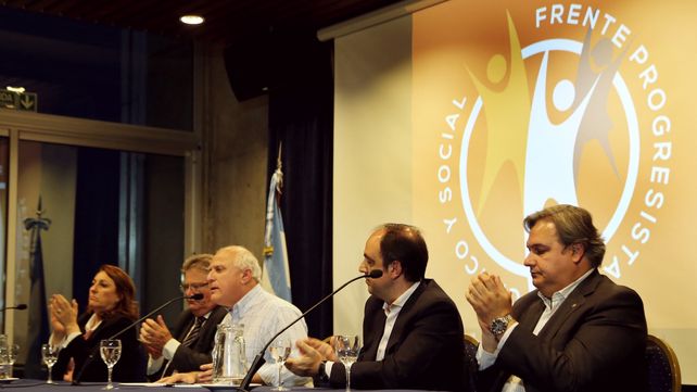 Lifschitz se reunió con intendentes y presidentes comunales del Frente Progresista Cívico y Social Lifschitz se reunió con intendentes y presidentes comunales del Frente Progresista Cívico y Social