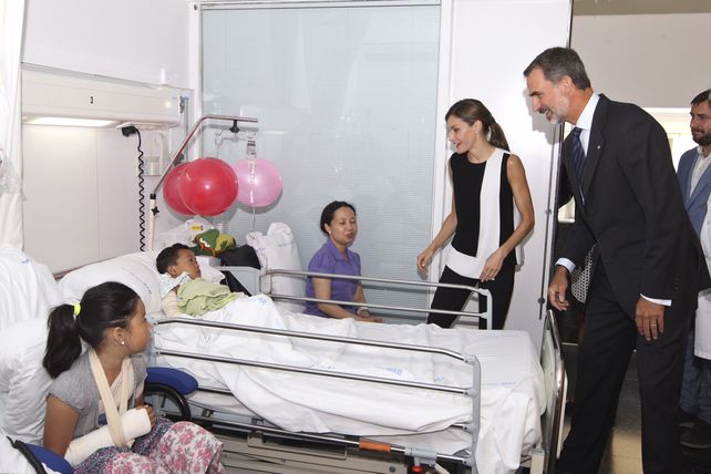Letizia y Felipe hoy en el Hospital de Niños de Barcelona.